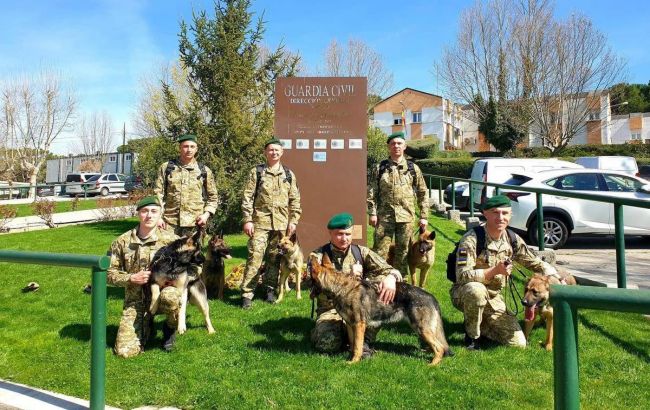 У Іспанії пройшли перші заняття кінологів ДПСУ