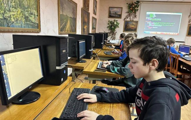 Favbet Foundation забезпечить дітей військовослужбовців і переселенців канцелярськими наборами