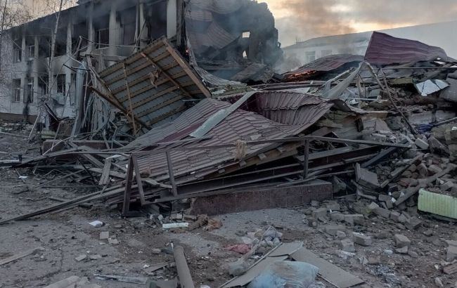 Війська РФ авіаударами зруйнували гімназію в Запорізькій області (фото)