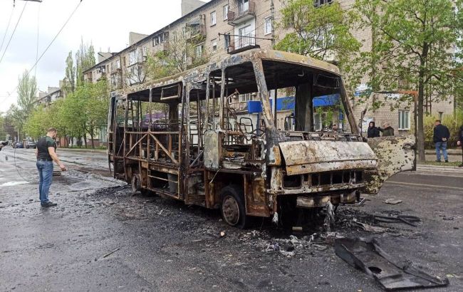 Центр Донецька опинився під обстрілом, снаряд влучив в автобус, є жертви (фото, відео)