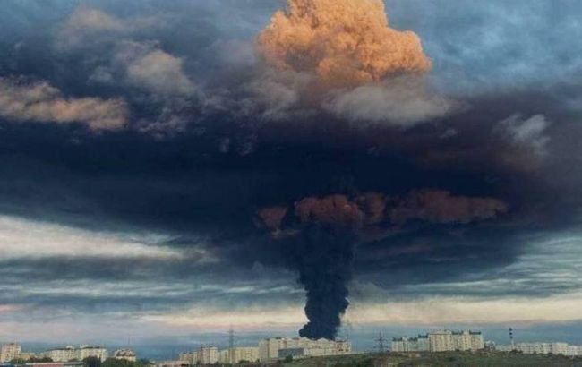 В оккупированном Севастополе горит нефтебаза (фото, видео)