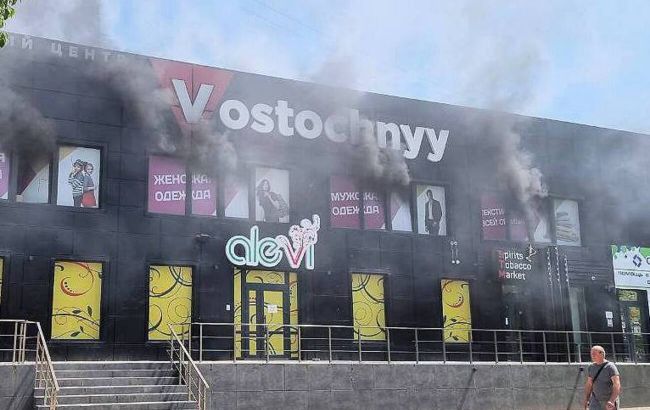 В оккупированном Мариуполе загорелся торговый центр (видео)