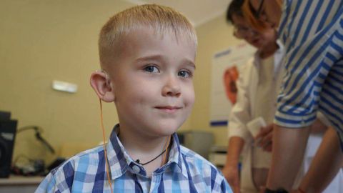 5-річний Матвій з Сумської області отримав слухові апарати від Фонду Ахметова