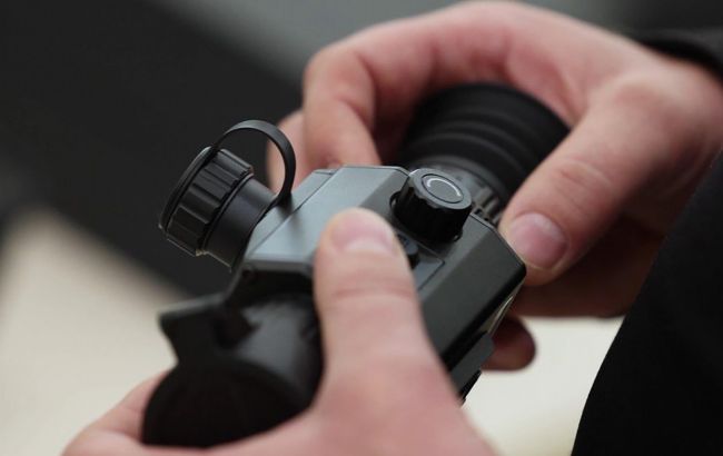 Нацполиция в Запорожской области получила от "Стального фронта" современные тепловизионные прицелы