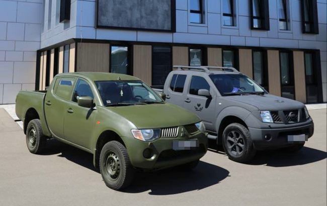 Favbet Foundation і ФК "Колос" передали ЗСУ два позашляховики