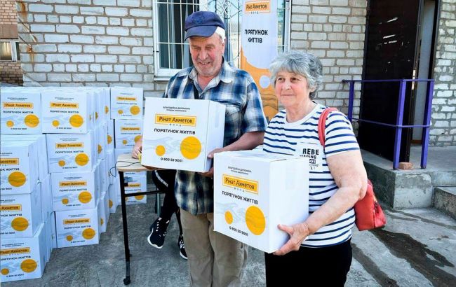 Фонд Ахметова отправил продуктовые наборы переселенцам в Днепропетровской области