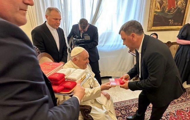 Герой музея "Голоса мирных" встретился с Папой Римским