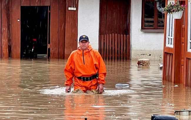 На Прикарпатті через зливу підтопило села: проводиться евакуація