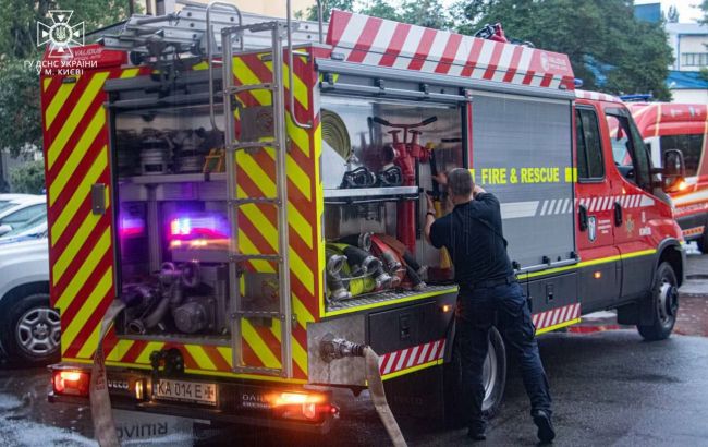 Непогода в Киеве. Спасатели освободили людей из подтопленных подвалов