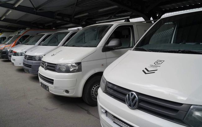 "Стальной фронт" передал бойцам скорых, бусов и пикапов на 8,5 млн гривен