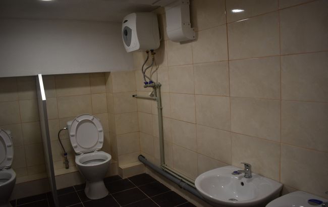 Под Киевом в укрытии для детского садика построили туалеты без дверей (фото)