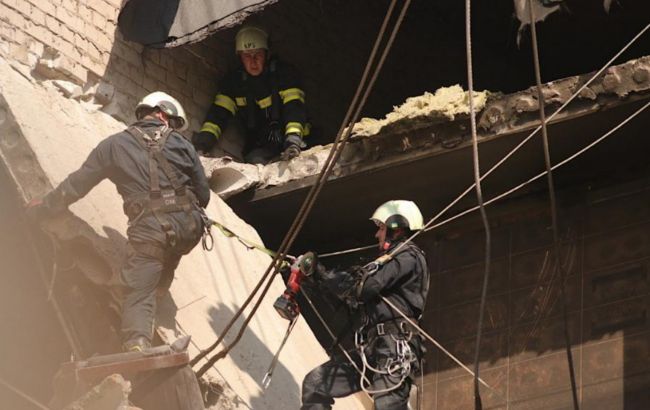 У Черкасах продовжують розбір завалів після обстрілу