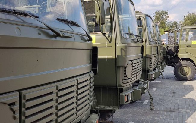 Днепр передает на фронт еще восемь грузовиков