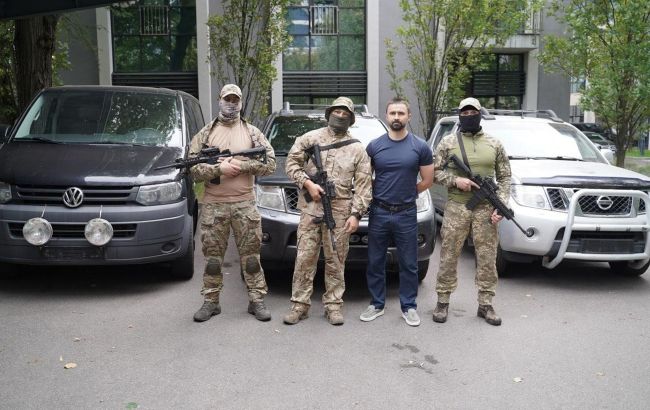 "Стальной фронт" передал спецподразделению СБУ пикапы и микроавтобус стоимостью 2 млн