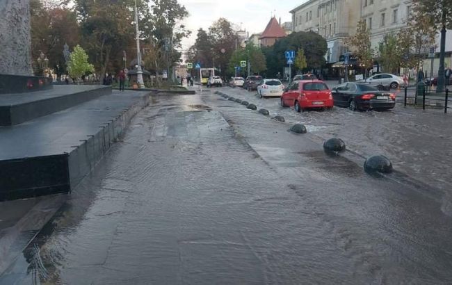 Во Львове затопило центр города из-за прорыва водопроводной сети