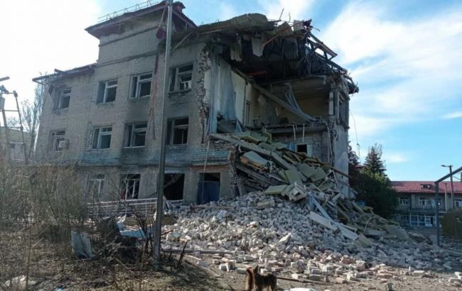Одна з ракет в Покровську влучила в будівлю соцзахисту, де були 50 людей (відео)
