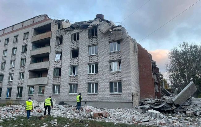 Под завалами общежития в Славянске находятся два человека