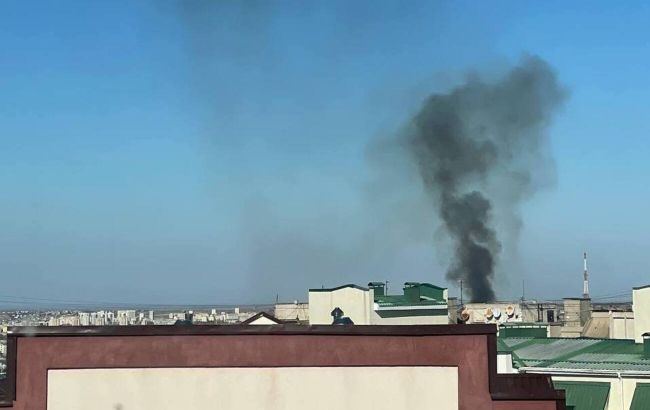 В оккупированном Симферополе пожар, повалил черный густой дым (фото)