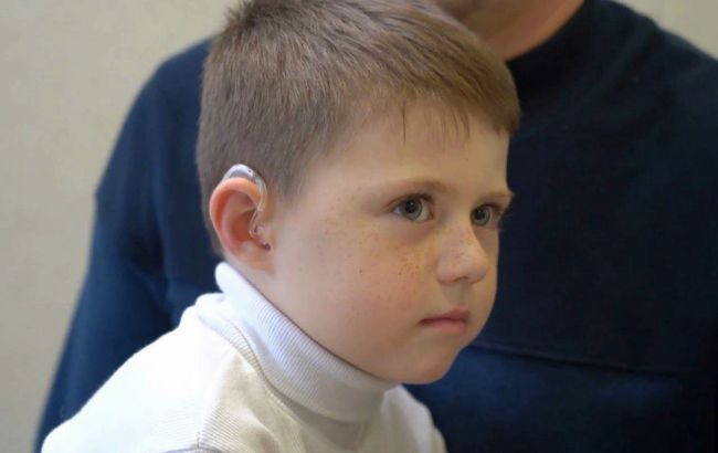 6-річний Мирослав з Сумської області отримав сучасні слухові апарати від Фонду Ахметова
