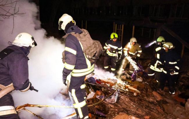 Спасатели показали фото последствий ночного ракетного удара по Харькову