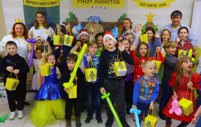 Дети-переселенцы в Запорожье получили новогодние поздравления и подарки от Фонда Ахметова