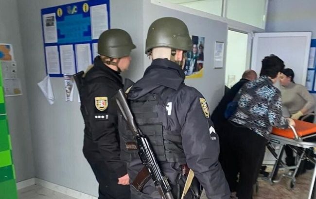 Депутат-підривник та 26 потерпілих: що відомо про вибухи гранат в сільраді на Закарпатті
