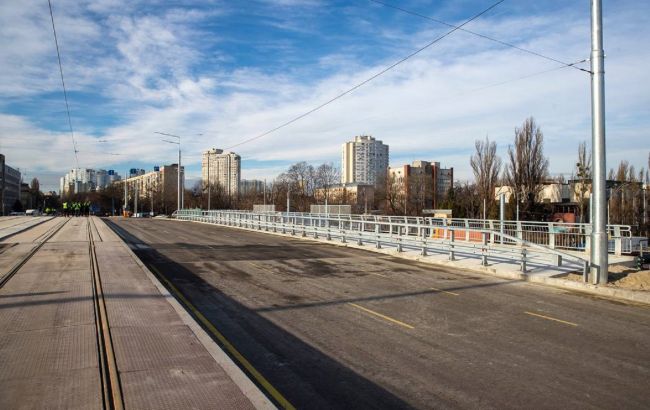 В Києві відновили рух Дегтярівським шляхопроводом. Як він тепер виглядає (фото)