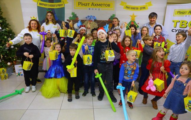 Более 1,2 млн детей получили поздравления и подарки в рамках новогодней акции "Ринат Ахметов - Детям"