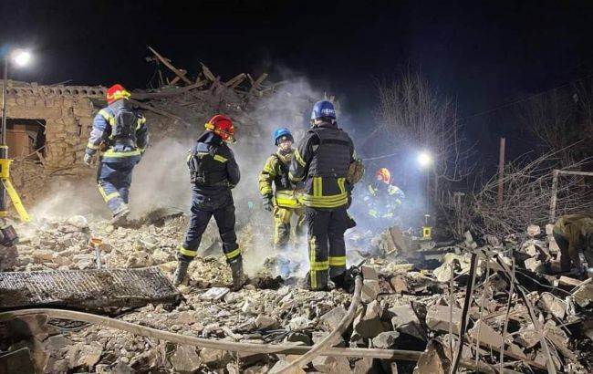 Обстрел Покровска: спасатели достали из-под завалов тело мужчины