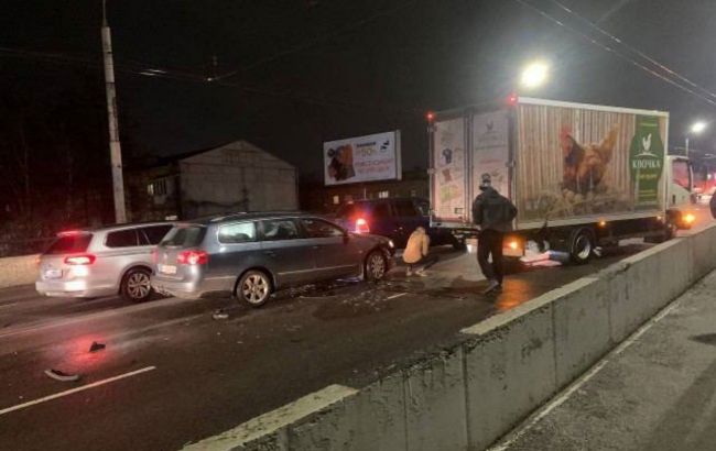 У Луцьку на мосту зіткнулись понад 10 авто. ДСНС показала наслідки