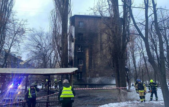 Дом в гари, во дворе обломки. Полиция показала последствия атаки на Киев