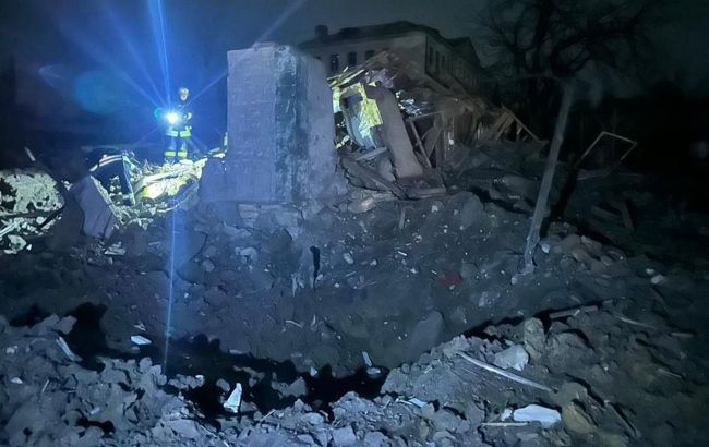 РФ ударила по поселку в Донецкой области. ГСЧС показала последствия попадания в жилые дома