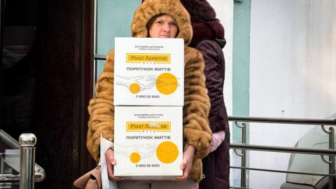 В Доброполье в Донецкой области выдают гуманитарную помощь от Фонда Ахметова
