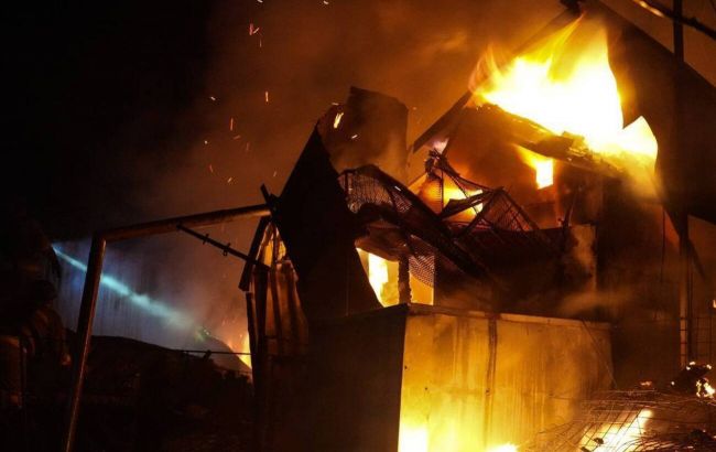 Пожары и поврежденные дома: названы последствия ночной атаки "Шахедов" по югу Украины
