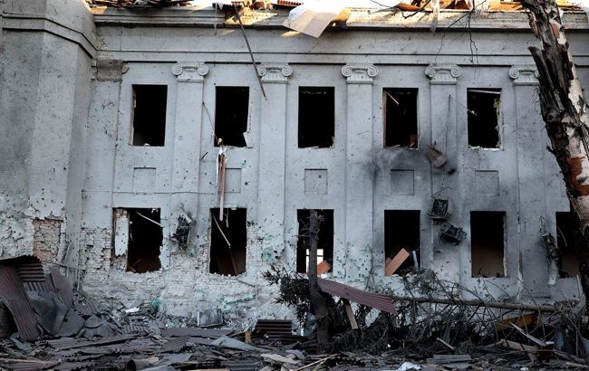 Россияне ракетами ударили по университету в Покровске. Полиция показала видео последствий