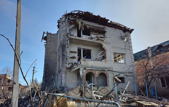 РФ сбросила авиабомбу на больницу и частные дома в Донецкой области (фото)