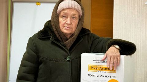 У Дніпрі для переселенців із Бахмутського району триває видача допомоги від Фонду Ахметова