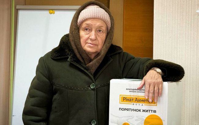 В Днепре для переселенцев из Бахмутского района идет выдача помощи от Фонда Ахметова