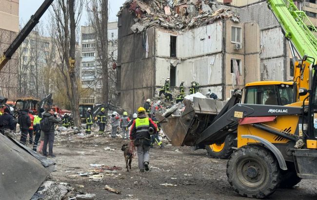 Удар по будинку в Одесі: пошуки триватимуть і вночі, під завалами можуть бути діти