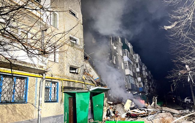 Россияне ударили "Шахедом" по многоэтажке в Сумах: возник пожар