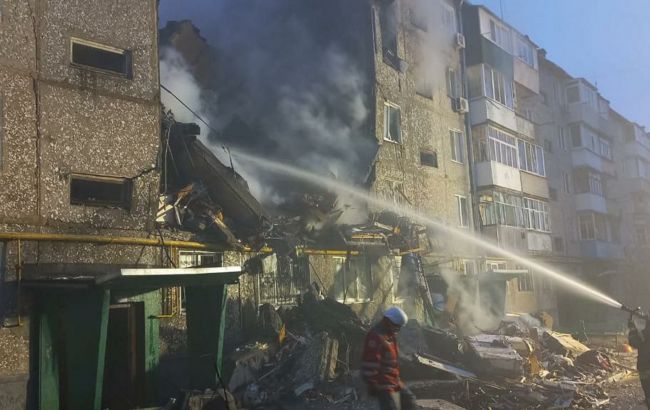 Удар "Шахеда" по многоэтажке в Сумах: из-под завалов достали 10 человек, есть погибшие