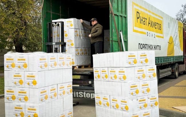 Нынешней зимой Фонд Ахметова передал более 75 тысяч продуктовых наборов в 10 областей Украины