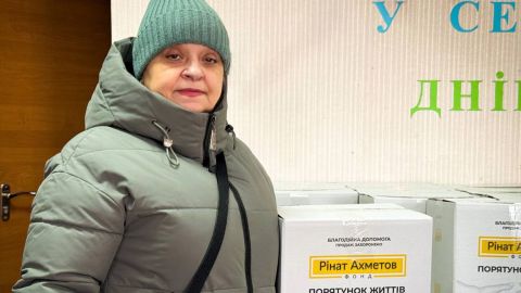 Для переселенцев из Бахмутского района идет выдача помощи от Фонда Ахметова в Днепре