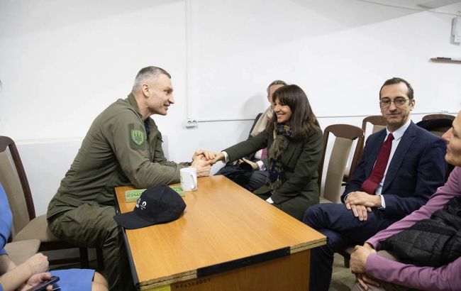 Кличко встретился с мэром Парижа и вручил отличие "При содействии обороне Киева"