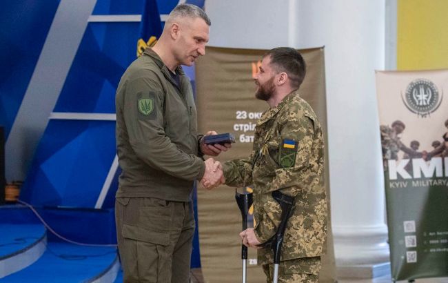 Кличко вручил награды защитникам ко второй годовщине освобождения Киевской области