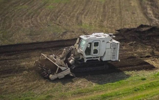 Бронированные кабины и дистанционное управление: в МВД показали работу техники для разминирования