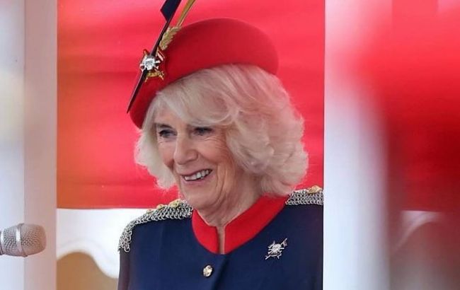 Королева Камілла приміряла на себе брошку Єлизавети II для важливої родинної події :про що мова