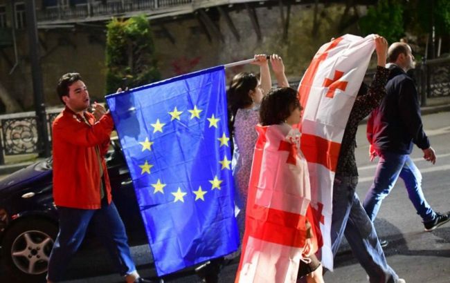 В Тбилиси перед зданием парламента начались столкновения протестующих с полицией