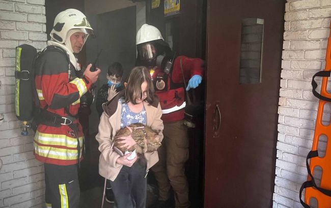 У Вишгороді від пожежі врятували десятки людей, серед них є діти (фото, відео)