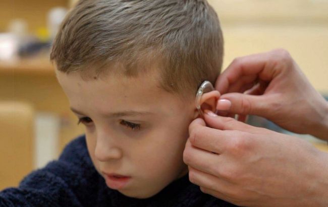 "Повернулися з-за кордону заради здоров’я сина": історія сім’ї з Одеси, яка отримала слухові апарати від Фонду Ахметова